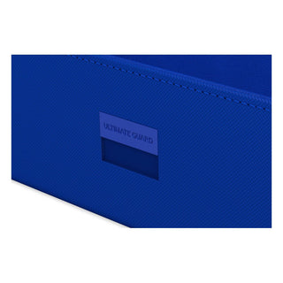 Blaue Ultimate Guard Arkhive 800+ XenoSkin Box, Detailansicht mit Logo, für über 800 Karten.