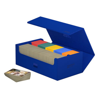 Blaue Ultimate Guard Arkhive 800+ Box, offen mit Kartenfächern, geeignet für über 800 Karten, ideal für Sammler.