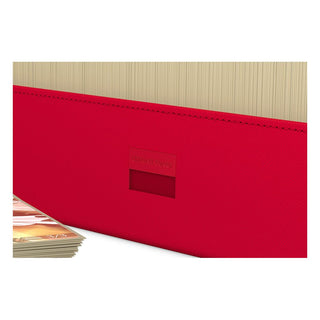 Rote Ultimate Guard Arkhive 800+ Box mit Kartenstapel, ideal für über 800 double-sleeved Karten.