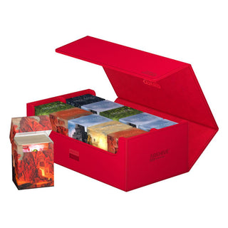 Rote Ultimate Guard Arkhive 800+ Box, offen mit Kartenhüllen, bietet Platz für 800+ Karten, ideal für Sammler.