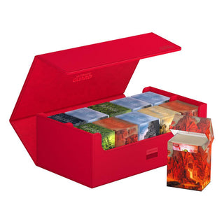 Rote Ultimate Guard Arkhive 800+ Box mit geöffnetem Deckel, gefüllt mit Kartenboxen.