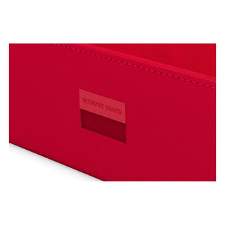 Rote Ultimate Guard Arkhive 800+ XenoSkin Box, Nahaufnahme der Textur und Logo.