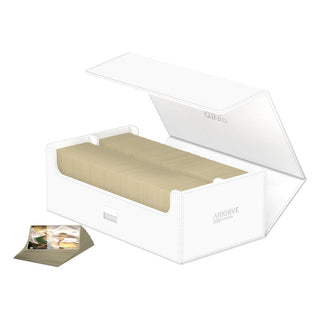 Weiße Ultimate Guard Arkhive 800+ Box, geöffnet, mit Karten gefüllt, daneben ein Stapel Karten.