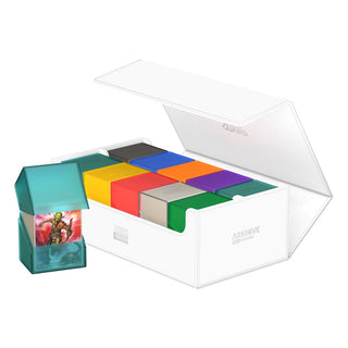 Weiße Ultimate Guard Arkhive 800+ Box, offen mit bunten Kartenboxen, geeignet für 800+ double-sleeved Karten.