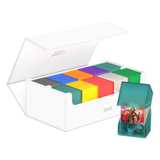 Weiße Ultimate Guard Arkhive 800+ Box, offen mit bunten Kartenboxen und einer transparenten Kartenhülle.