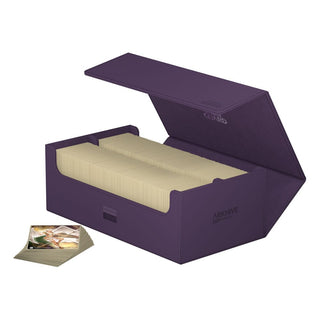 Violette Ultimate Guard Arkhive 800+ Box, geöffnet, mit Kartenstapel.