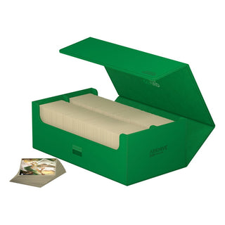 Grüne Ultimate Guard Arkhive 800+ Box, geöffnet, mit Kartenstapeln gefüllt.