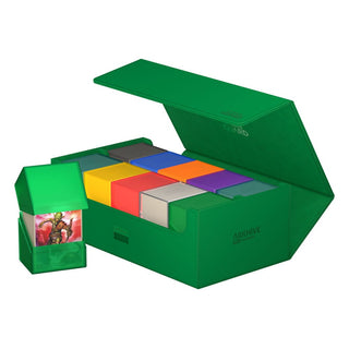 Grüne Ultimate Guard Arkhive 800+ Box mit bunten Kartenhüllen, offen gezeigt.
