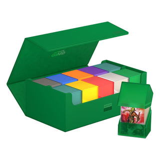Grüne Ultimate Guard Arkhive 800+ Box, offen mit bunten Kartenhaltern, für über 800 Karten.