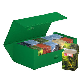 Grüne Ultimate Guard Arkhive 800+ Box, geöffnet, mit Karten und Deckboxen gefüllt.