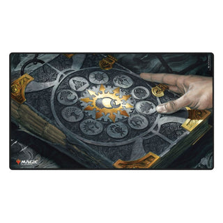 Magic: The Gathering Spielmatte "Guild Summit" mit Tome of the Guildpact Artwork, Hand berührt Buch.