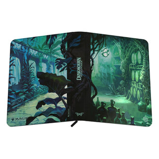 Ultimate Guard Zipfolio 360 Xenoskin mit gruseligem "Duskmourn: House of Horror" Design, zeigt düsteren Keller.