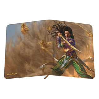 Ultimate Guard Zipfolio 360 Xenoskin mit Magic: The Gathering "Tarkir: Dragonstorm"-Design, zeigt Kriegerin mit Schwert.