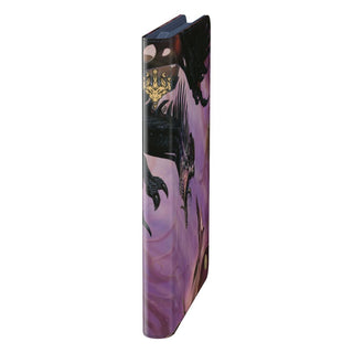 Ultimate Guard Zipfolio 360 Xenoskin Sammelkartenordner mit Dragonstorm-Design, lila und schwarz, seitliche Ansicht.