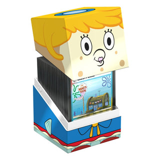 Squaroes SpongeBob Mrs. Puff Deck-Box, geöffnet, zeigt Kartenaufbewahrung. Bunte Box mit Mrs. Puff-Design.
