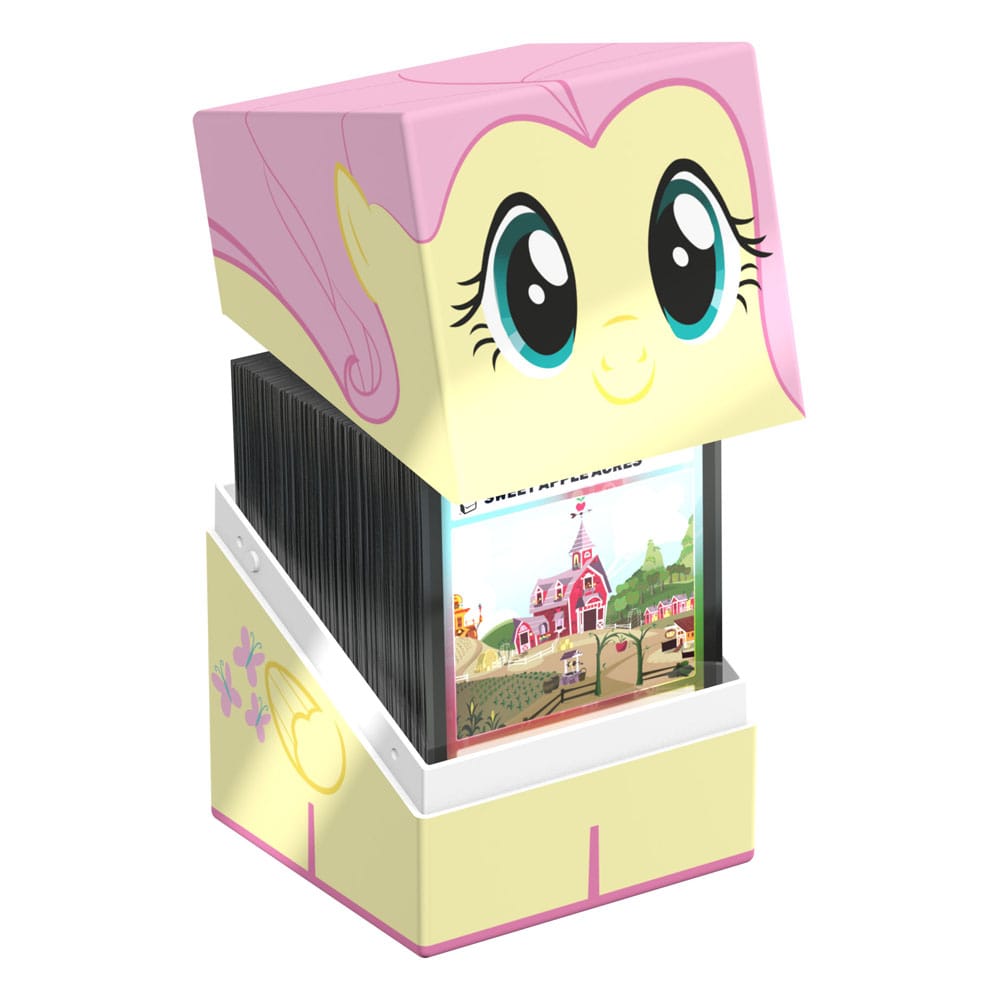 Fluttershy Squaroe Deck-Box von Ultimate Guard für TCGs, My Little Pony Design, geöffnet mit Karten.