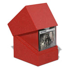 Rote Ultimate Guard Boulder Deck Box 133+ für Standardkarten, nachhaltiges Design, geöffnet mit Kartenansicht.
