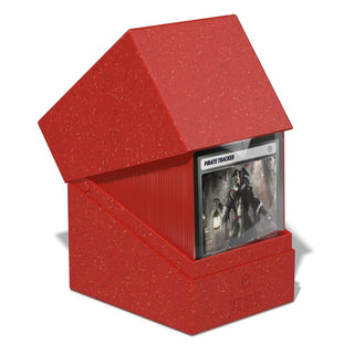 Rote Ultimate Guard Boulder Deck Box 133+ für Standardkarten, nachhaltiges Design, geöffnet mit Kartenansicht.
