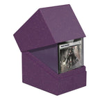 Violette Ultimate Guard Boulder Deck Box für 133+ Karten, geöffnet mit Kartenstapel.