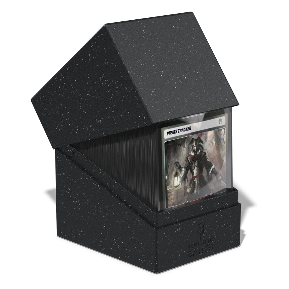 Schwarze Ultimate Guard Boulder Deck Box 133+ mit Karten, nachhaltiges Design für TCG, geöffnet, seitliche Ansicht.