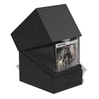Schwarze Ultimate Guard Boulder Deck Box 133+ mit Karten, nachhaltiges Design für TCG, geöffnet, seitliche Ansicht.