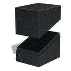 Schwarze Ultimate Guard Boulder Deck Box geöffnet, nachhaltiges Design für TCG-Karten.