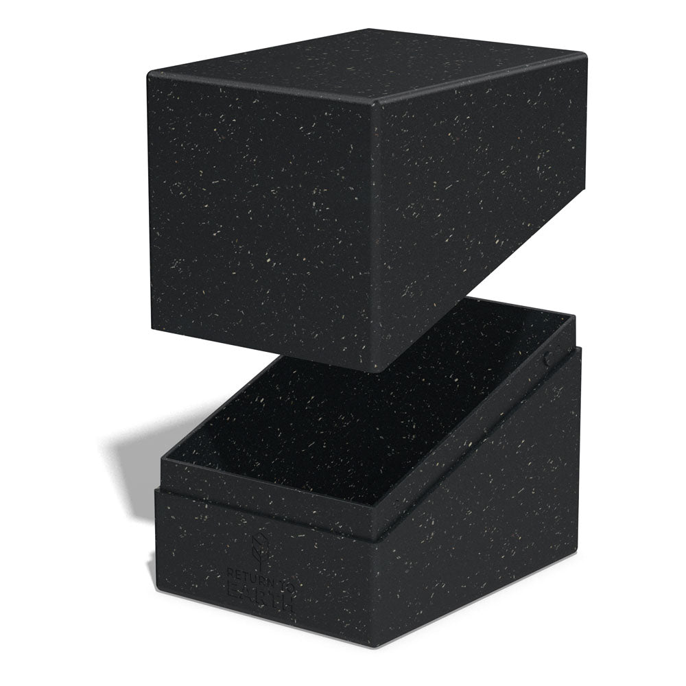 Schwarze Ultimate Guard Boulder Deck Box geöffnet, nachhaltiges Design für TCG-Karten.