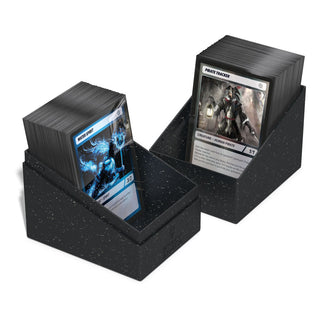 Ultimate Guard Boulder Deck Case 133+ in Schwarz mit Karten, nachhaltiges Design für TCG, geöffnet.