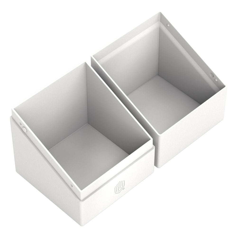 Weiße Ultimate Guard Boulder 100+ Kartenbox, geöffnet, für 100 doppelt gesleevte Karten.