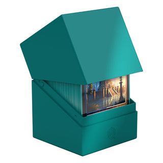 Ultimate Guard Boulder 100+ Solid in Petrol, geöffnete Kartenbox für 100 doppelt gesleevte Karten.