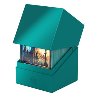 Ultimate Guard Boulder 100+ Solid Petrol Kartenbox, geöffnet mit Karten.