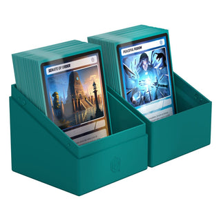 Ultimate Guard Boulder 100+ Solid Petrol, Kartenbox mit doppelhüllten Karten, türkisfarben, geöffnet.
