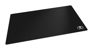 Schwarze Ultimate Guard Spielmatte, 61x35 cm, rutschfest, 2 mm dick, schützt Karten und Zubehör.
