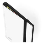 Weiße Ultimate Guard Flexxfolio 360 Kartenmappe mit XenoSkin-Einband und elastischem Bandverschluss.