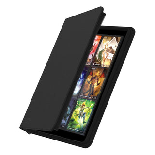 Schwarze Ultimate Guard Zipfolio 360 Kartenmappe mit XenoSkin und 18-Taschen-Seiten, teilweise geöffnet, zeigt Sammelkarten.