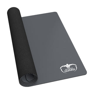 Grau-schwarze Ultimate Guard Spielmatte, 61x35 cm, 2 mm dick, rutschfest, weich gepolstert.