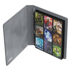 Schwarzes Ultimate Guard Collector's Album XenoSkin SLIM mit Karten in 3-Ringordner, offen gezeigt.