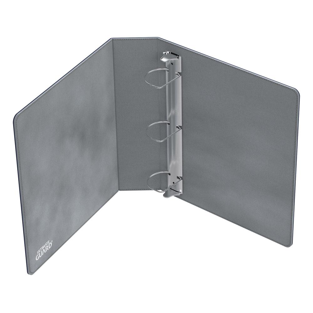 Blauer Ultimate Guard XenoSkin 3-Ring-Ordner, offen, mit verstärkten D-Ringen und beschreibbarem Indexlabel.