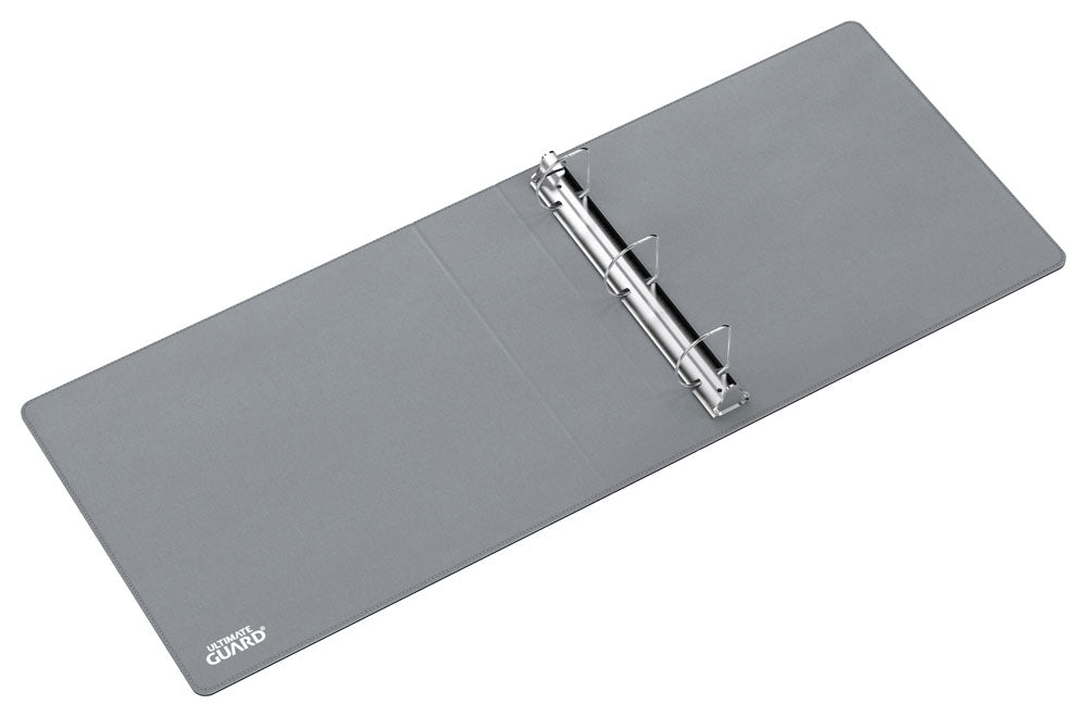 Offener schwarzer 3-Ringordner von Ultimate Guard mit XenoSkin-Einband für QuadRow Pocket Pages.