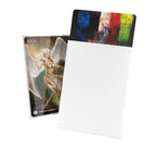 Ultimate Guard Cortex Sleeves, Standardgröße, Weiß, 100er-Pack, zeigt Kartenhüllen mit Karten und farbigem Design.