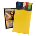 Gelbe Ultimate Guard Cortex Sleeves für TCG-Karten, Standardgröße, 100 Stück, teilweise gefüllte Hüllen.