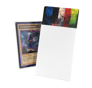 Weiße Ultimate Guard Cortex Sleeves für TCG-Karten, japanische Größe, mit bunter Karte im Hintergrund.