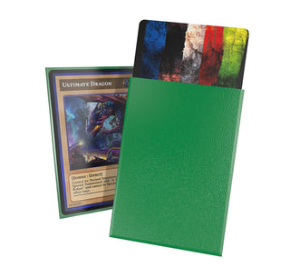 Grüne Ultimate Guard Cortex Sleeves für TCG-Karten, japanische Größe, 60 Stück, matt, mit Kartenbeispiel.