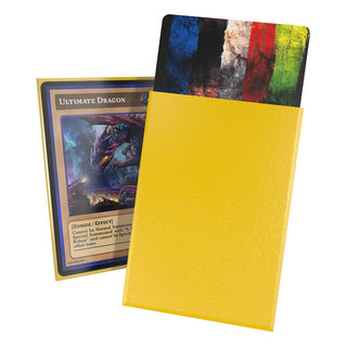 Gelbe Ultimate Guard Cortex Sleeves für Karten, japanische Größe, 60 Stück, mit Kartenbeispiel.