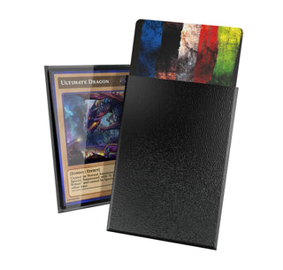 Schwarze Ultimate Guard Cortex Sleeves für Karten, japanische Größe, mit bunter Karte.
