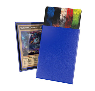Blaue Ultimate Guard Cortex Sleeves für Karten, japanische Größe, 60 Stück, mit Kartenbeispiel.
