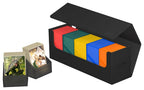 Schwarze Ultimate Guard Arkhive 400+ Box mit bunten Deckboxen und Kartenstapeln.
