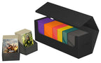 Schwarze Ultimate Guard Arkhive 400+ Box mit bunten Deck Boxen und Kartenstapeln, ideal für Kartensammler.