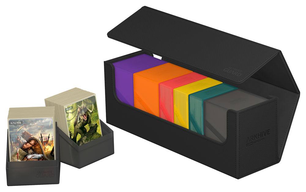 Schwarze Ultimate Guard Arkhive 400+ Box mit bunten Deck Boxen und Kartenstapeln, ideal für Kartensammler.