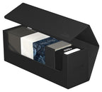 Ultimate Guard Arkhive 400+ XenoSkin Schwarz, geöffnet mit Karten und Deck Boxen.